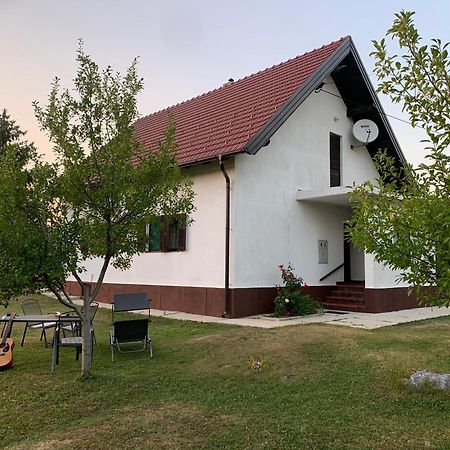 Lovinac  Holiday Home Nada I Milan מראה חיצוני תמונה